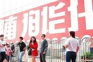 二创视频传播链示意图，节点用不同色块区分账号层级